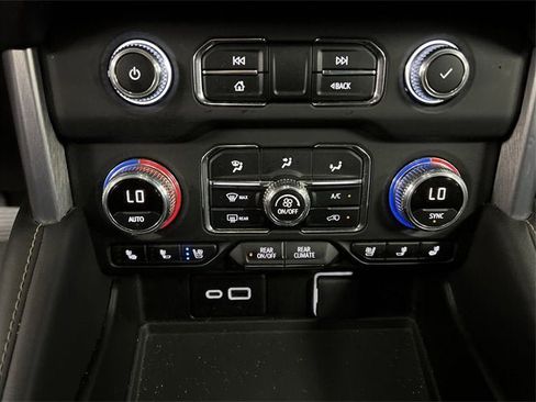 Used 2023 GMC Yukon SLT image 17