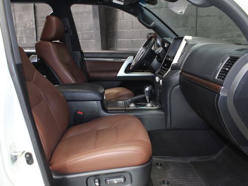 Used 2019 Toyota Land Cruiser w/ Four Season Floor Mat Package image 49