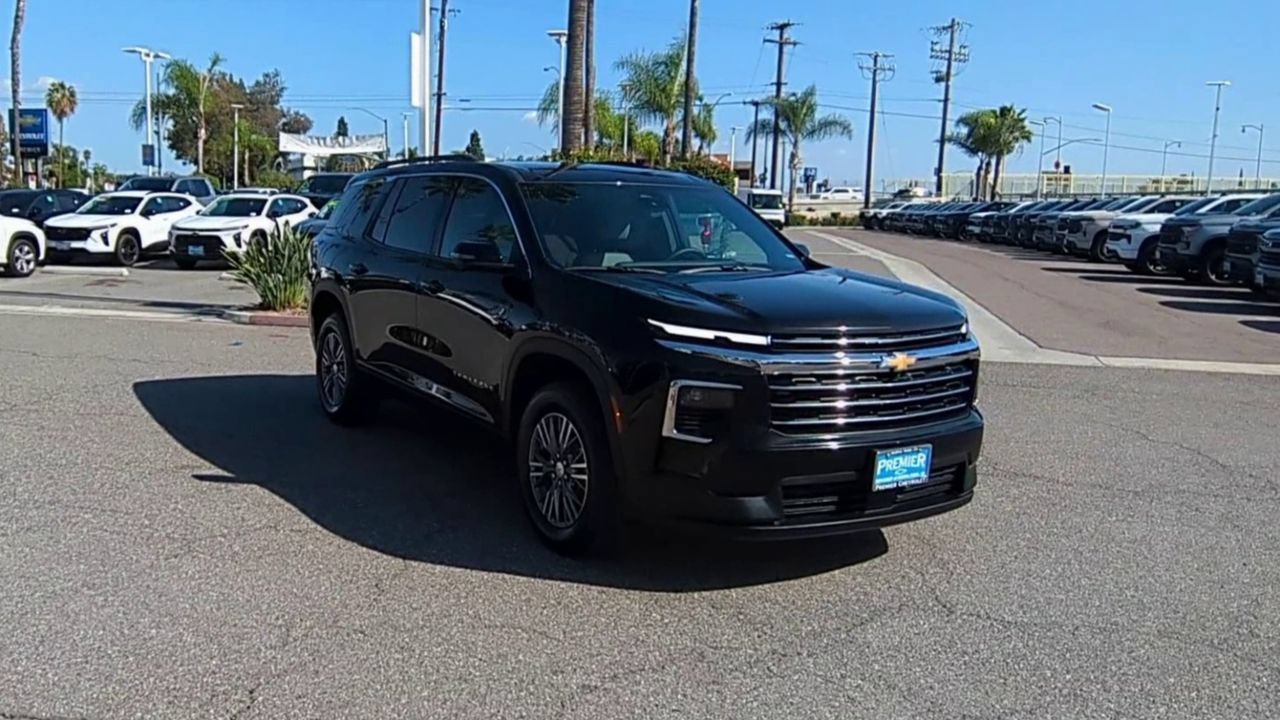 Used 2026 Chevrolet Traverse LT w/ Driver Confidence Package FWD image 2