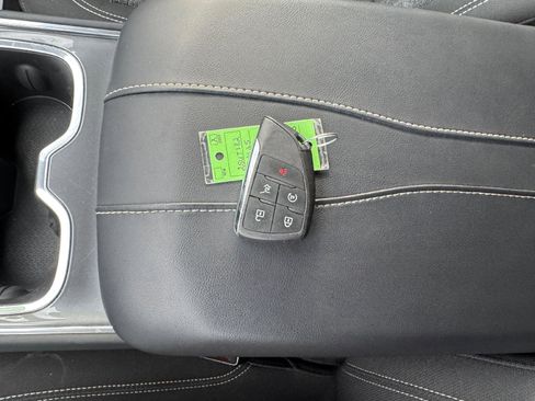 Used 2025 GMC Acadia Elevation image 33