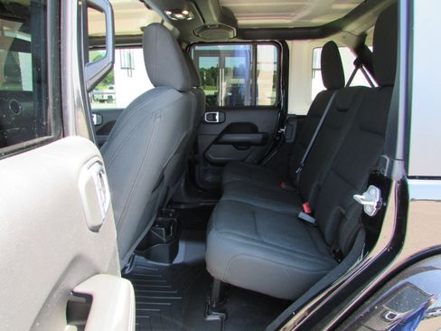Used 2021 Jeep Wrangler Unlimited Sahara image 10