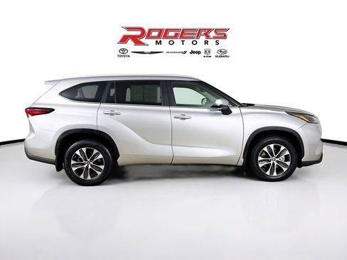 Certified 2023 Toyota Highlander XLE image 8