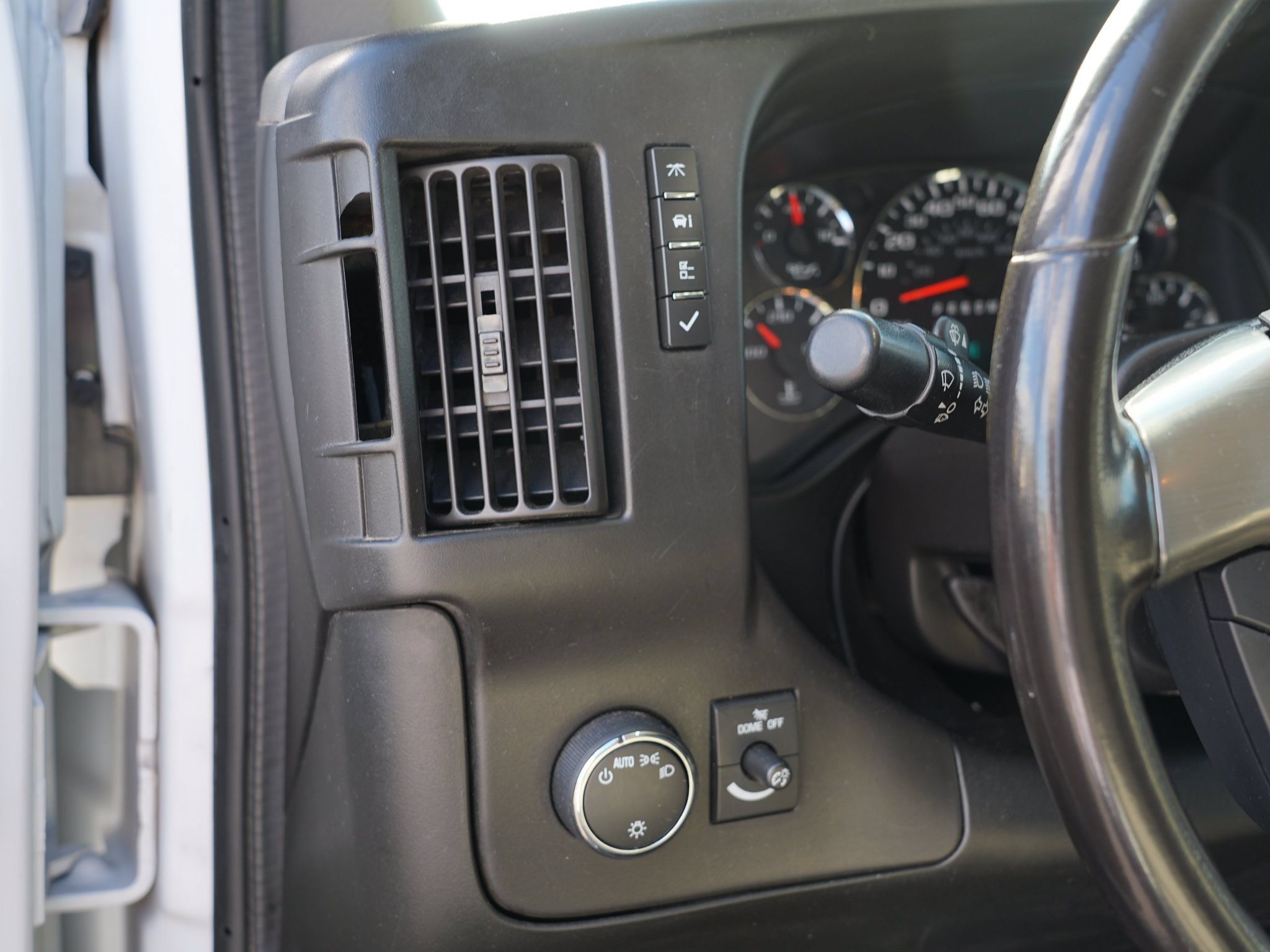 Used 2017 Chevrolet Express 2500 RWD image 17
