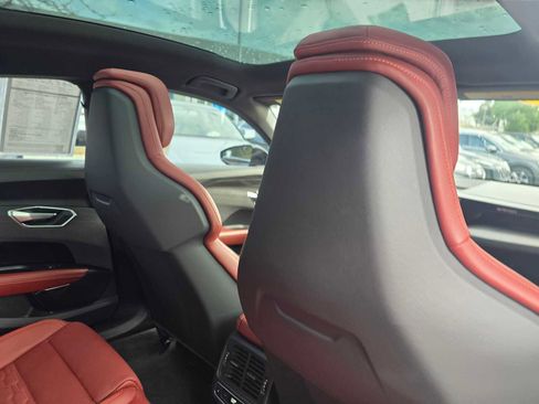 Used 2022 Audi e-tron GT Prestige image 16