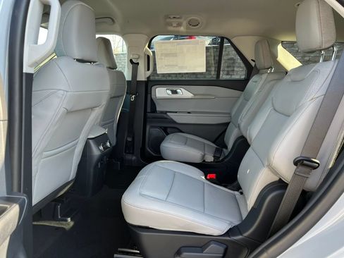 Used 2026 Ford Explorer Active w/ Active Comfort Package AWD/4WD image 4