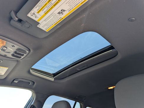 Used 2024 Chevrolet Trax RS w/ Sunroof Package image 15