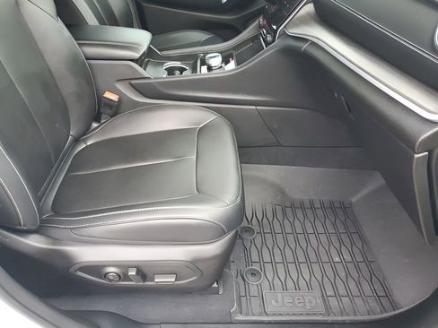 Used 2024 Jeep Grand Cherokee Limited w/ Black Appearance Package image 16