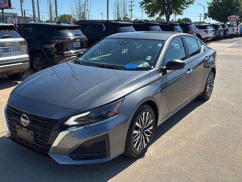 Used 2025 Nissan Altima 2.5 SV FWD image 3