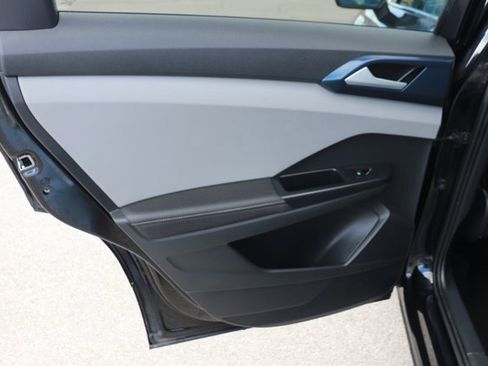 Used 2024 Volkswagen Taos SE image 12