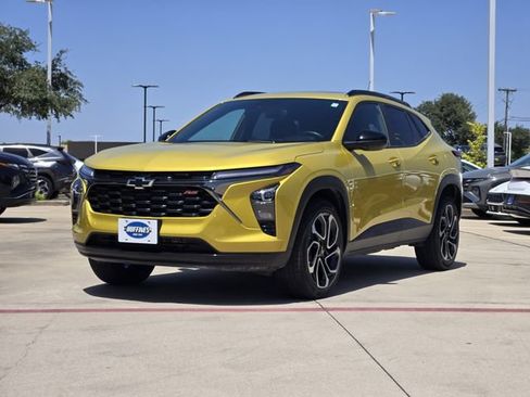 Certified 2025 Chevrolet Trax RS w/ Sunroof Package FWD image 2