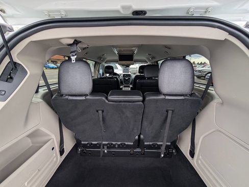 Used 2016 Chrysler Town & Country Touring w/ Driver Convenience Group image 16