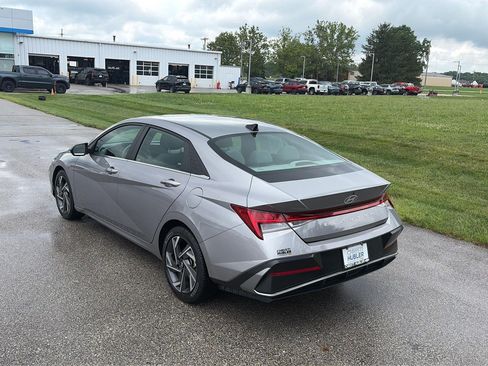 Used 2025 Hyundai Elantra SEL FWD image 3