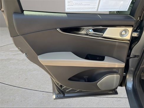 Used 2022 Lincoln Nautilus Reserve w/ Equipment Group 202A image 18