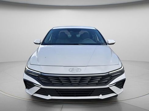 Used 2024 Hyundai Elantra SE FWD image 4
