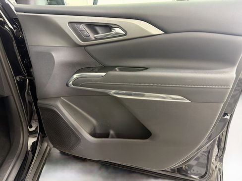 Used 2025 Chevrolet Traverse LT FWD image 33