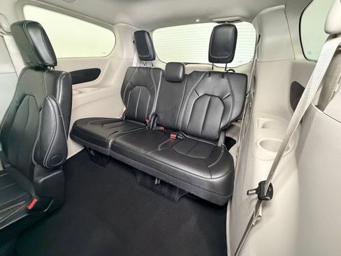 Used 2024 Chrysler Pacifica Touring-L FWD image 6