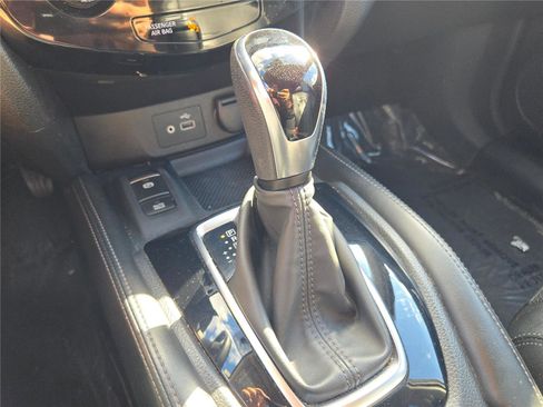 Used 2020 Nissan Rogue SL w/ Premium Package image 32