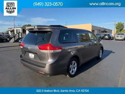 Used 2012 Toyota Sienna w/ Towing Pkg FWD image 4