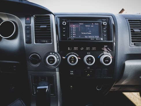 Used 2017 Toyota Sequoia SR5 AWD/4WD image 4