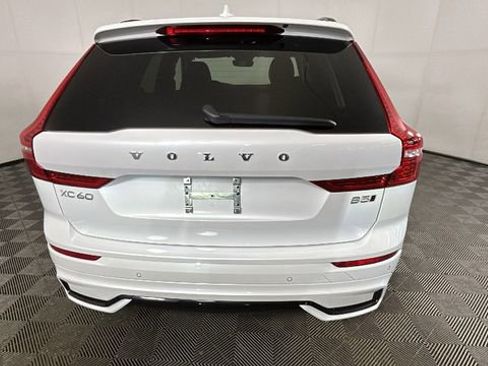 Used 2025 Volvo XC60 B5 Core AWD/4WD image 4
