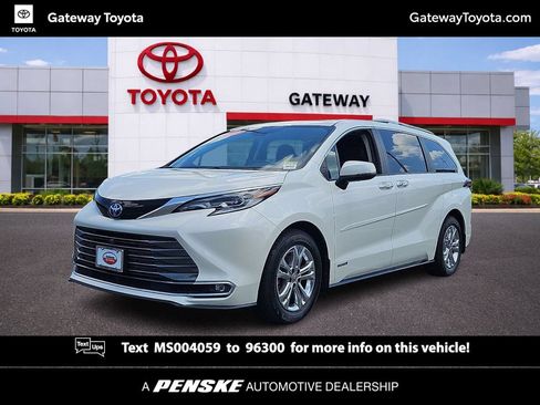Used 2021 Toyota Sienna Platinum AWD/4WD image 1