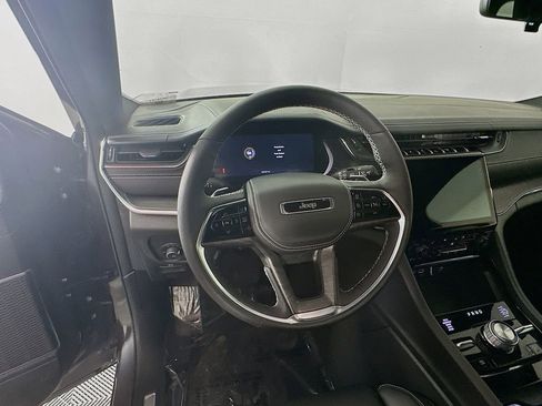 Certified 2025 Jeep Grand Cherokee Overland w/ Luxury Tech Group IV image 19