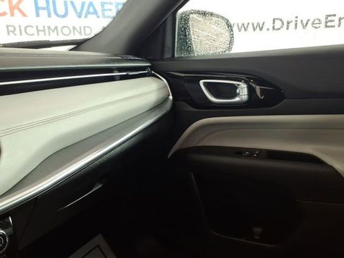 Used 2023 Jeep Compass Limited image 21