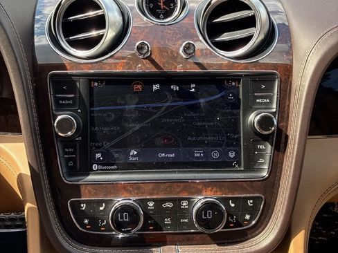 Used 2017 Bentley Bentayga AWD/4WD image 17