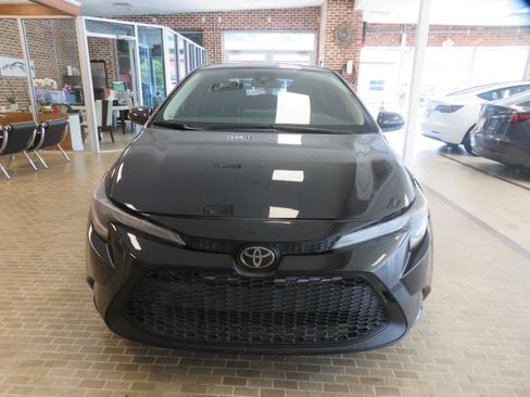 Used 2021 Toyota Corolla LE FWD image 2