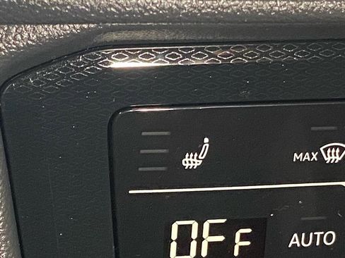 Used 2025 Volkswagen Taos SE image 17