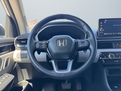 Used 2024 Honda Pilot Touring image 11