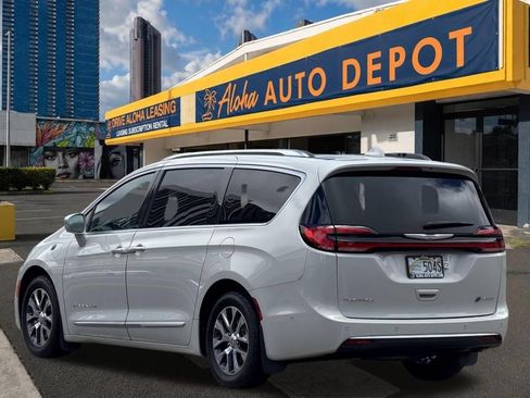 Used 2021 Chrysler Pacifica Pinnacle FWD image 3