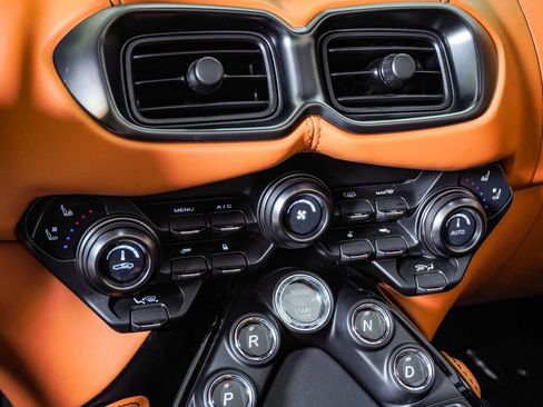 Used 2023 Aston Martin V8 Vantage Roadster RWD image 31