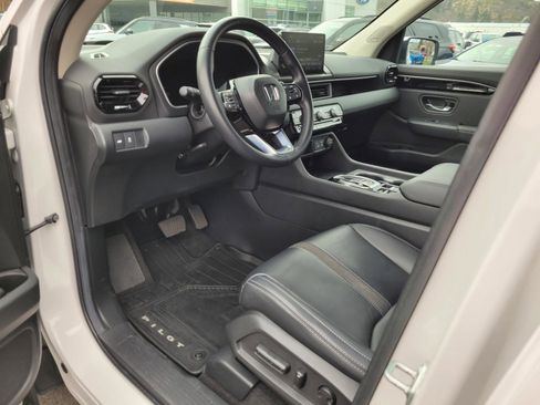 Used 2024 Honda Pilot Touring image 10