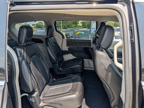 Used 2023 Chrysler Pacifica Touring-L FWD image 11