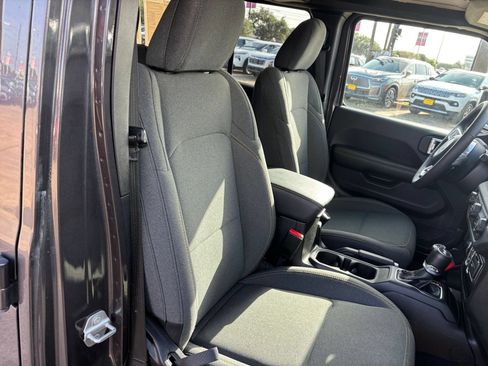 Used 2025 Jeep Wrangler Unlimited Sahara AWD/4WD image 36