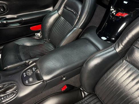 Used 2004 Chevrolet Corvette Convertible w/ Preferred Equipment Group RWD image 28