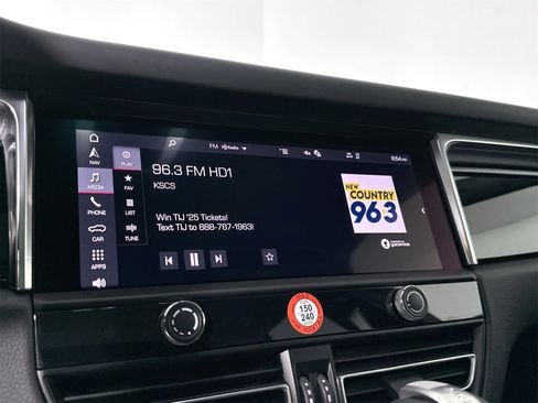 Certified 2025 Porsche Macan image 12