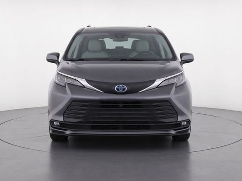Certified 2025 Toyota Sienna XLE FWD image 5