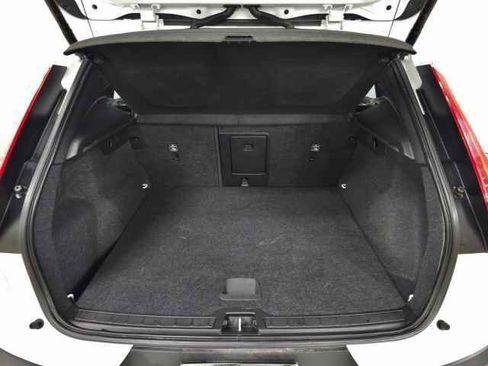 Used 2021 Volvo XC40 T5 Momentum image 8