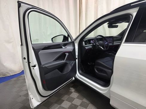 Certified 2025 Volkswagen Tiguan SE R-Line image 11