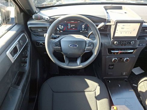 New 2025 Ford Explorer Base image 7