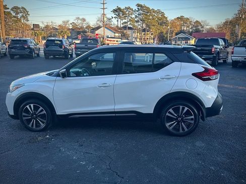 Used 2019 Nissan Kicks SR image 3