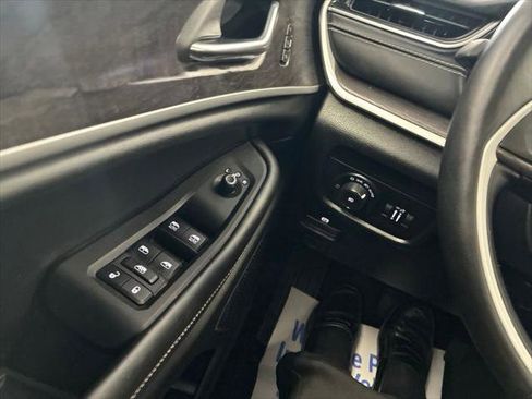 Certified 2022 Jeep Grand Cherokee Limited AWD/4WD image 31