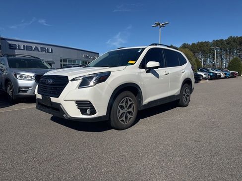 Used 2023 Subaru Forester Premium image 2