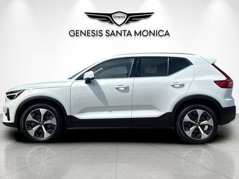 Used 2025 Volvo XC40 B5 Plus AWD/4WD image 8