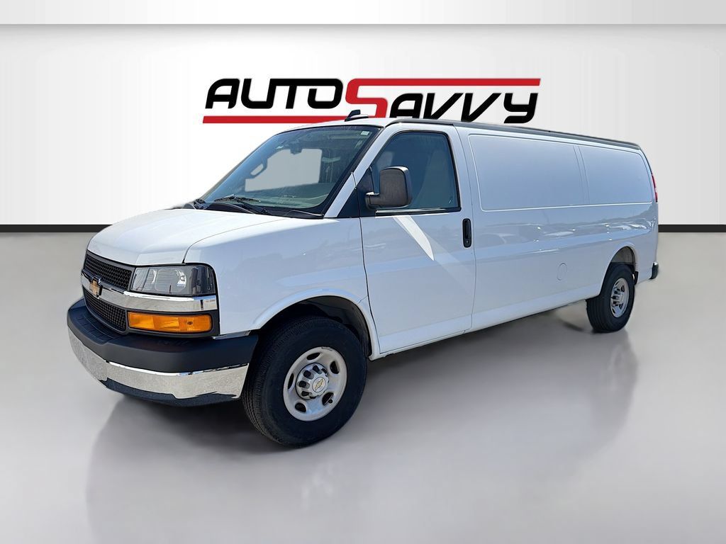 Used 2025 Chevrolet Express 3500 Extended w/ Driver Convenience Package RWD image 3