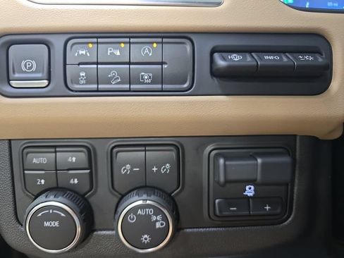 Used 2024 Chevrolet Suburban Premier w/ Premium Package AWD/4WD image 30
