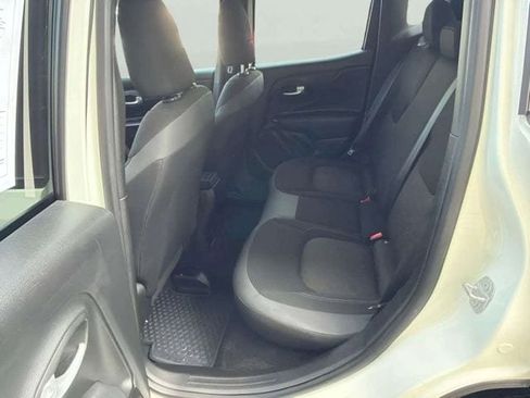Used 2023 Jeep Renegade Latitude AWD/4WD image 9