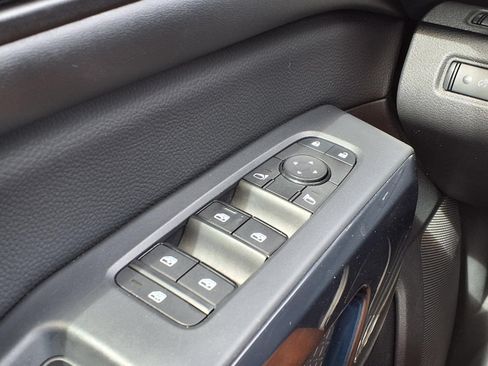 Used 2025 Nissan Pathfinder SV FWD image 32